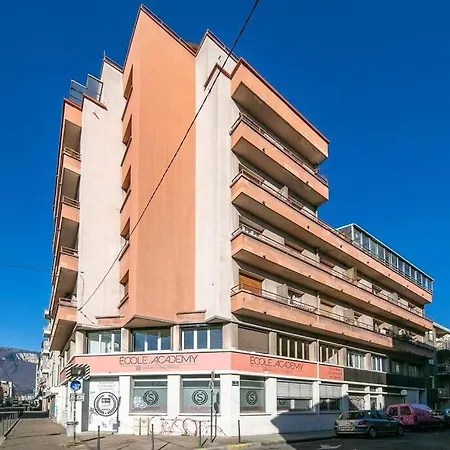 Apartment 600m Gare Et 400m Gem: Lit Double, Wifi Fibre